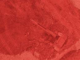 bulldozer voor grondverzet met rode overlay
