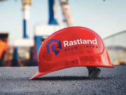 bouwvakkershelm met het Rastland bouw infra logo